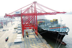 世界最大集装箱船首航天津港
